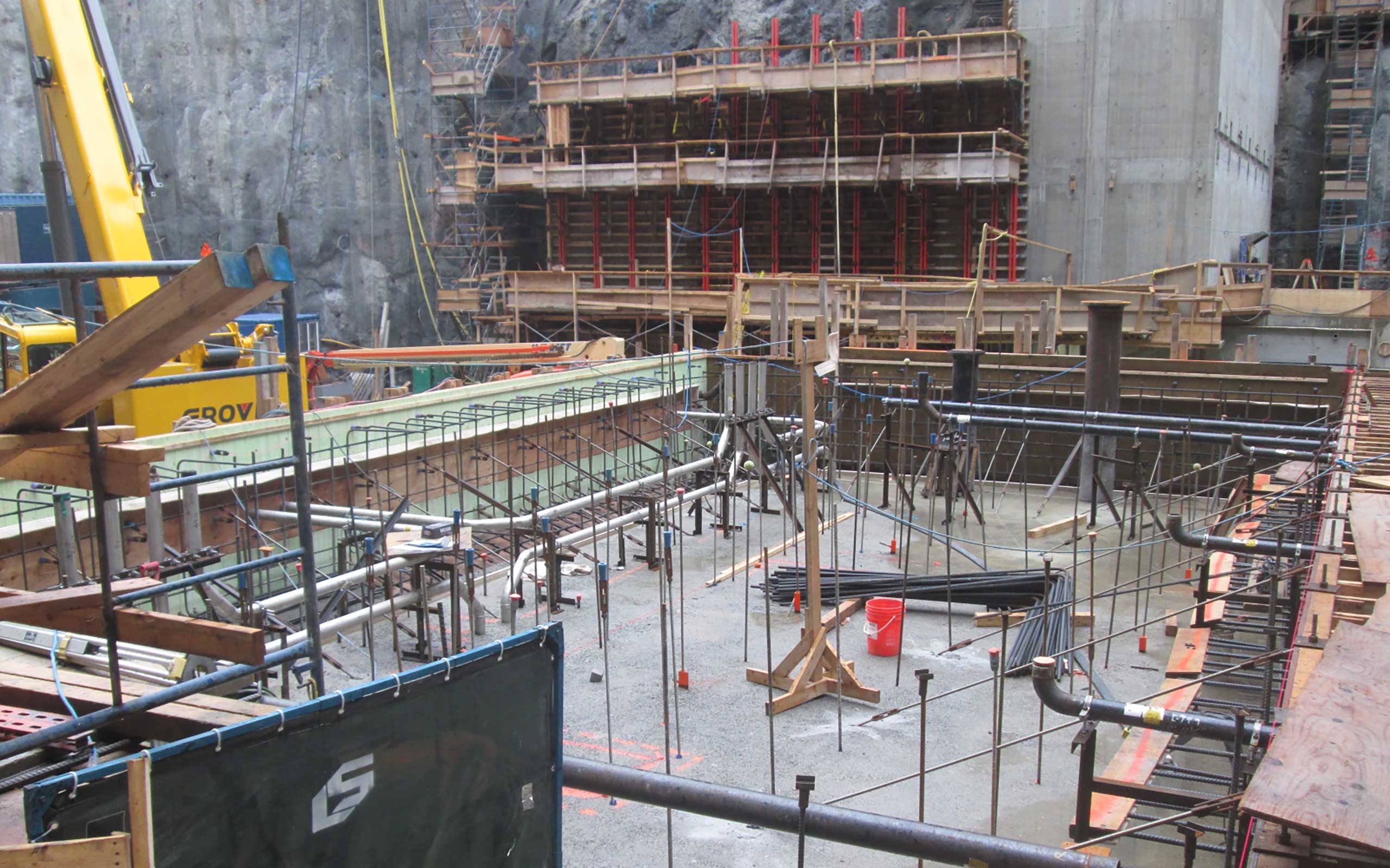 Centrale de la Romaine-3 — tuyauterie encastrée